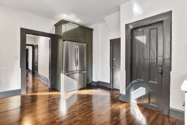 Building Photo - 10 Carlton St