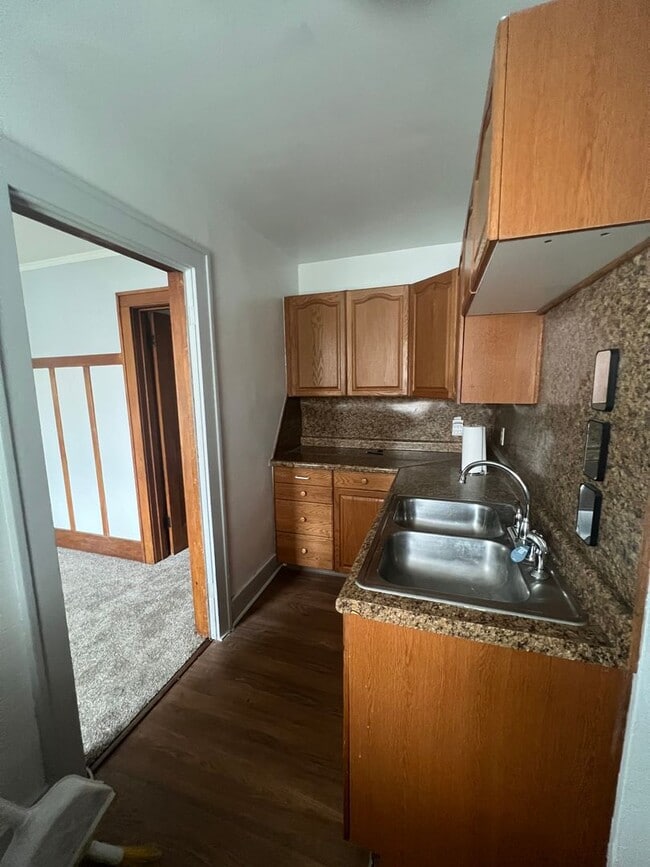 Building Photo - 2 bed 1 bath house $995