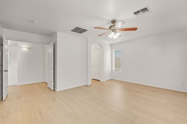 Building Photo - Solar Home with Nice Floorplan in a Great ...