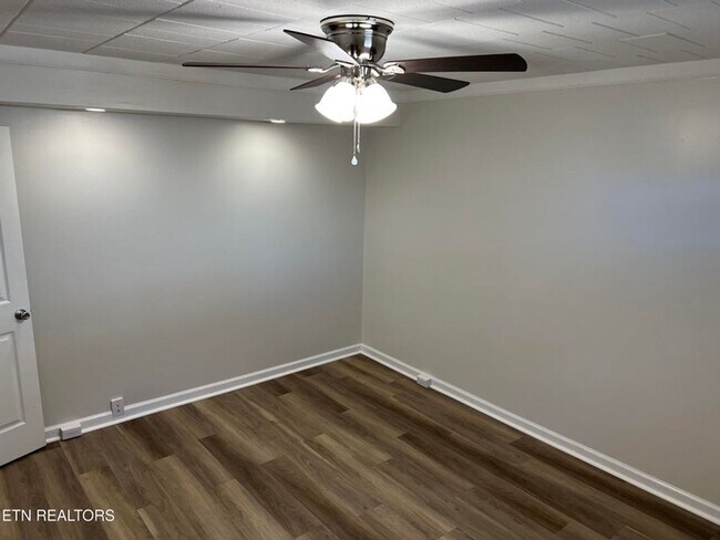 Building Photo - West Knoxville 37922 - 1 bedroom apartment with updated interior - Contact Mac Tobler (865)755-3075