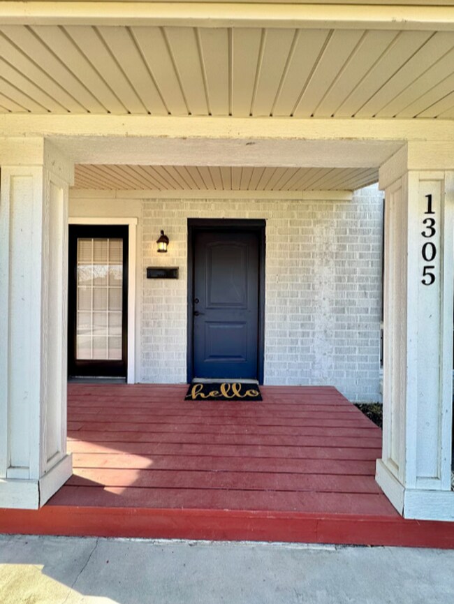 Building Photo - 1305 Valentine St