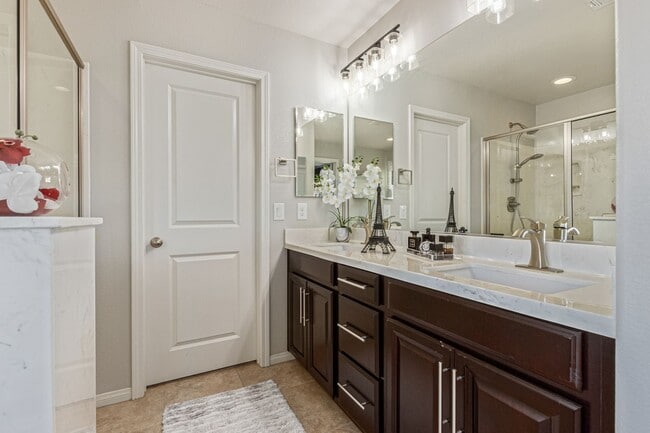 Building Photo - MODERN DESIGNED 4-BED, 3-BATH HOME IN SOUT...