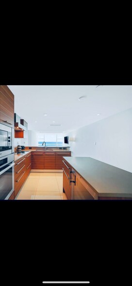 Building Photo - 6801 Collins Ave
