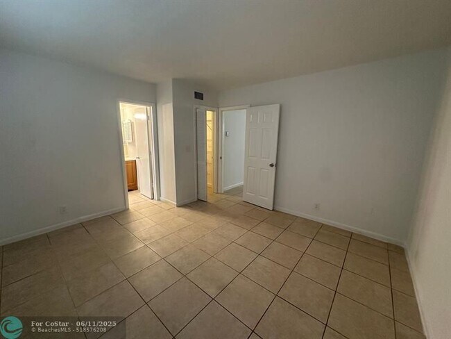 Building Photo - 460 Sunshine Dr