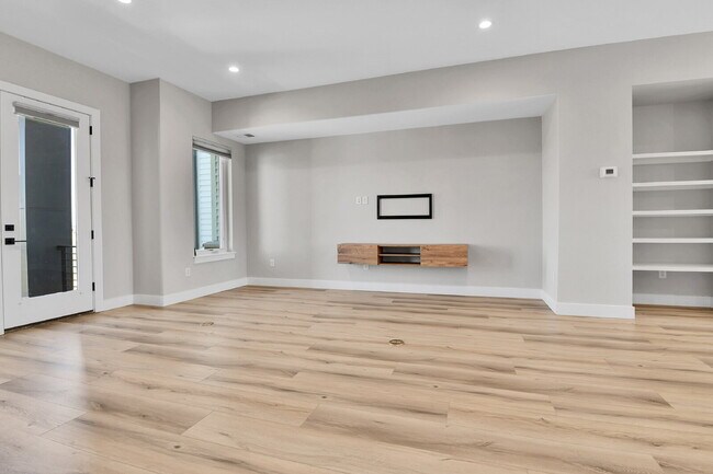 Building Photo - $3,200 - 2 Bed, 2.5 Bath Townhome in Prime...