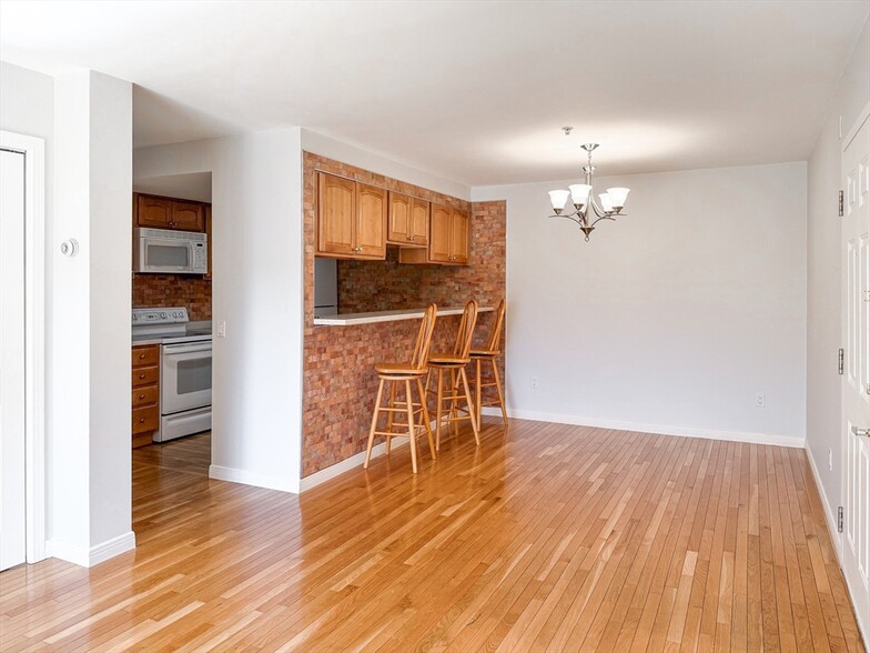 Building Photo - 60 Broadlawn Park