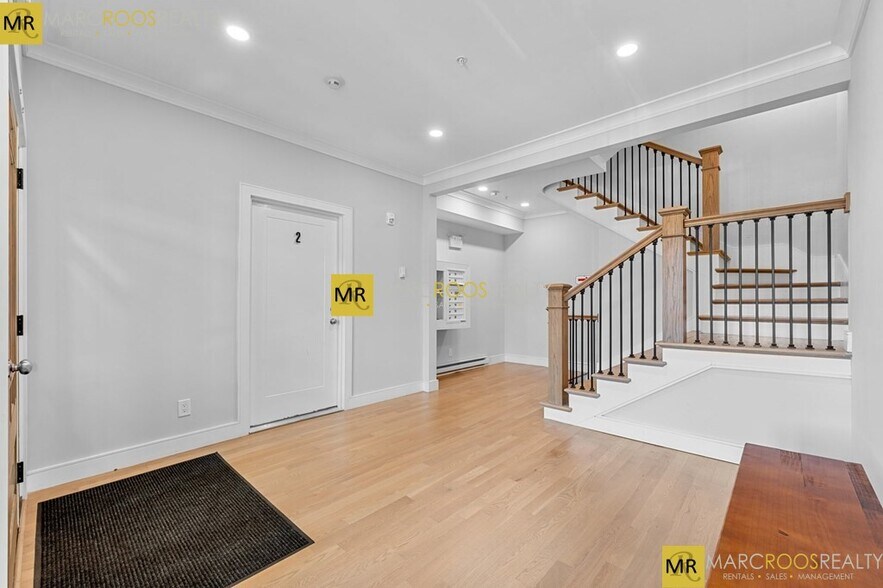 Primary Photo - 529 Newbury St