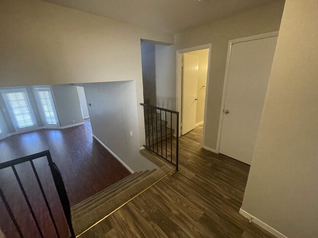 Building Photo - 3 Bed/ 2.5.Ba 2 story townhome , Gated Com...