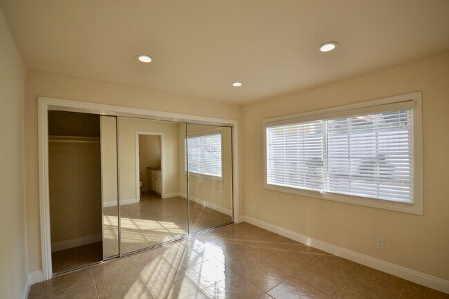 Building Photo - Ground Level Home La Jolla Village! Washer, Dryer, Parking, Upgraded Appliances! Walk to beaches!