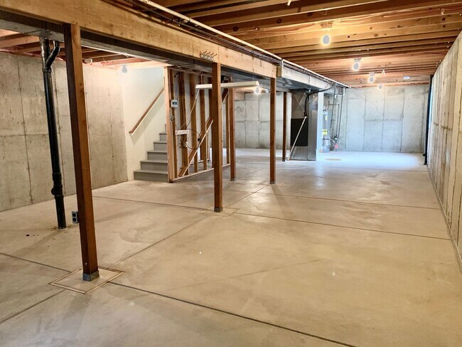 Building Photo - Beautiful & Spacious 4 Bedroom 2.5 Bath Home with 2 Car Attached Garage on Large Lot in South For...