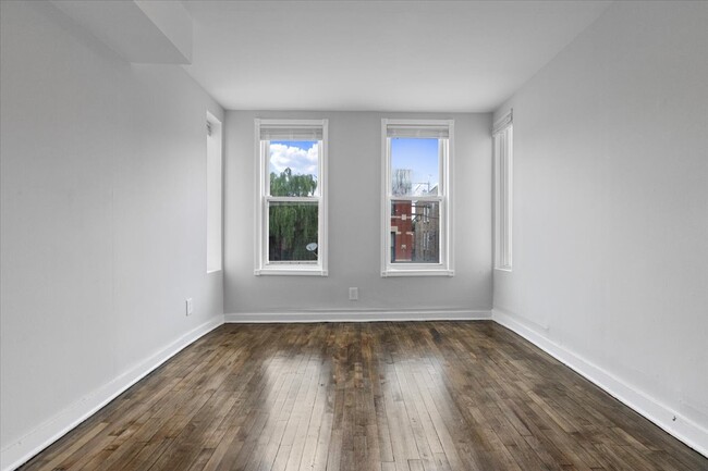 Building Photo - Recently Renovated 2-Bed/1-Bath with In-Un...