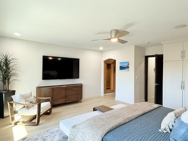 Building Photo - Experience Luxury at Windansea Beach: with...
