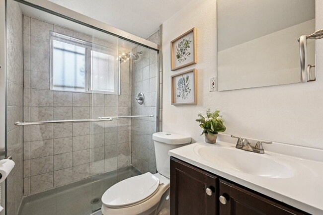 Building Photo - Welcome to this spacious 3+ bed, 2-bath bi-level home in Arvada - Available Now!