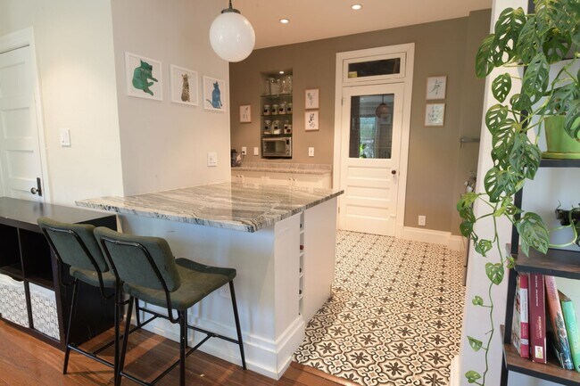 Building Photo - Charming 2BR + home office Condo in the he...