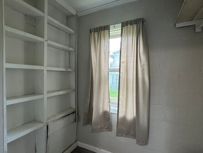 Building Photo - 304 N Rockingham Ave