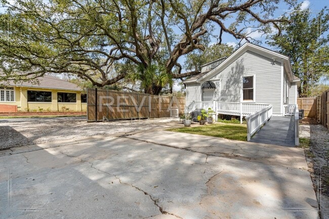 Building Photo - Beautiful Victorian Home in the Heart of S...