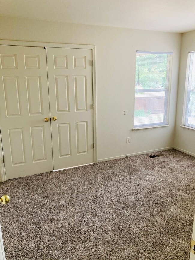 Building Photo - Charming 3 Bedroom