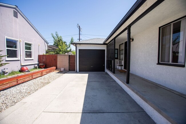 Building Photo - Lakewood Home, 2 Bedroom, 1 Bath with GREAT Backyard Space!