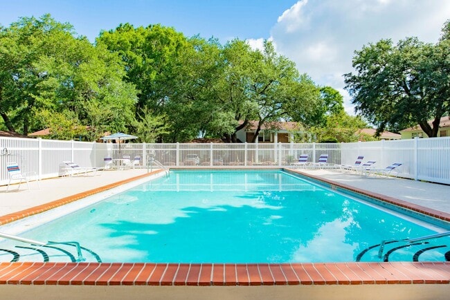 Building Photo - 2 Bed/1 Bath Condo with In-Ground Pool