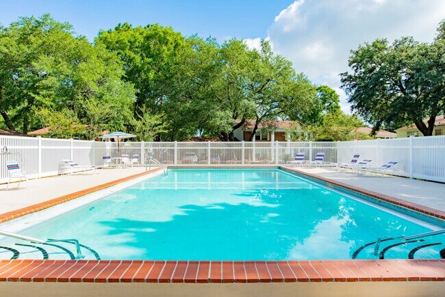 Building Photo - 3307 Kingswood Ct