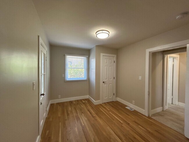 Building Photo - Rent Special! - Gorgeous 3 Bed + Bonus Roo...