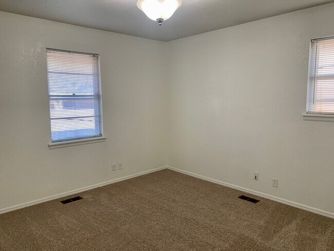 Building Photo - 2716 Chaucer Dr