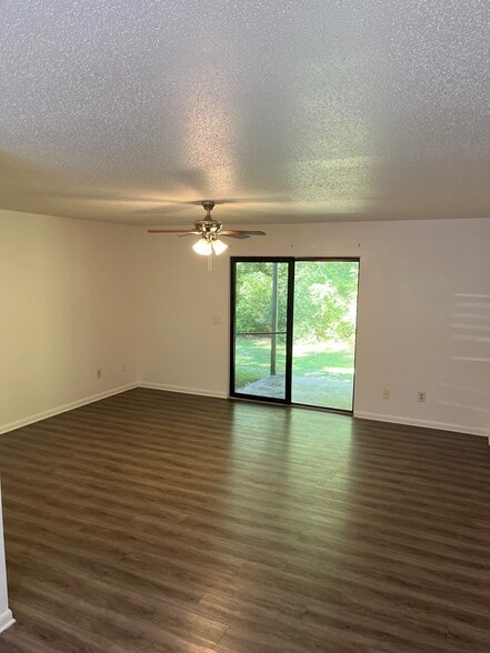 Building Photo - 300 Apache Dr