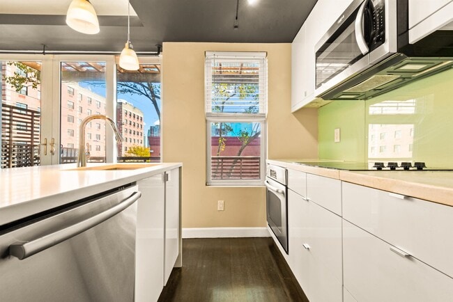 Building Photo - 526 Manila Ave