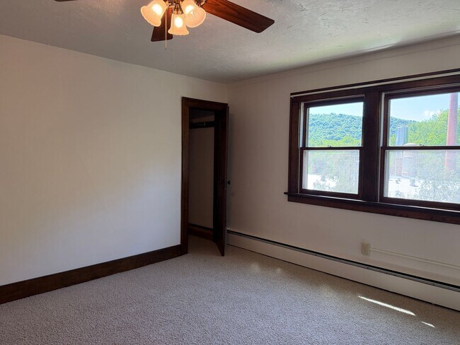 Building Photo - 5- Bedroom House for Rent in Chaseburg