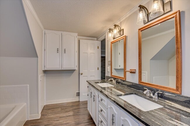 Building Photo - 986 Campbellton Dr