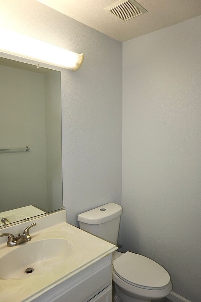 Building Photo - Remodeled 3-bedroom townhome in Fremont – ...