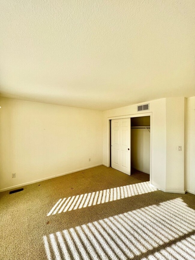 Building Photo - 4 bed, 3 bath Home in Huntington Hills Nei...