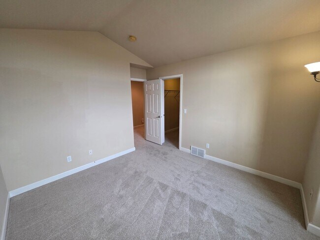 Building Photo - Wonderful Duplex in Eagle Ridge