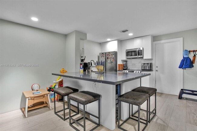 Building Photo - 850 Sorrento Dr