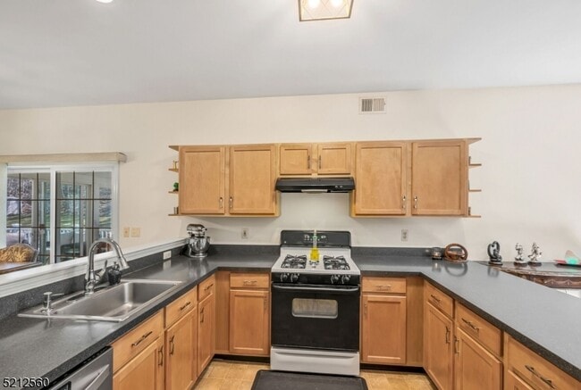 Building Photo - 706 Skyline Dr