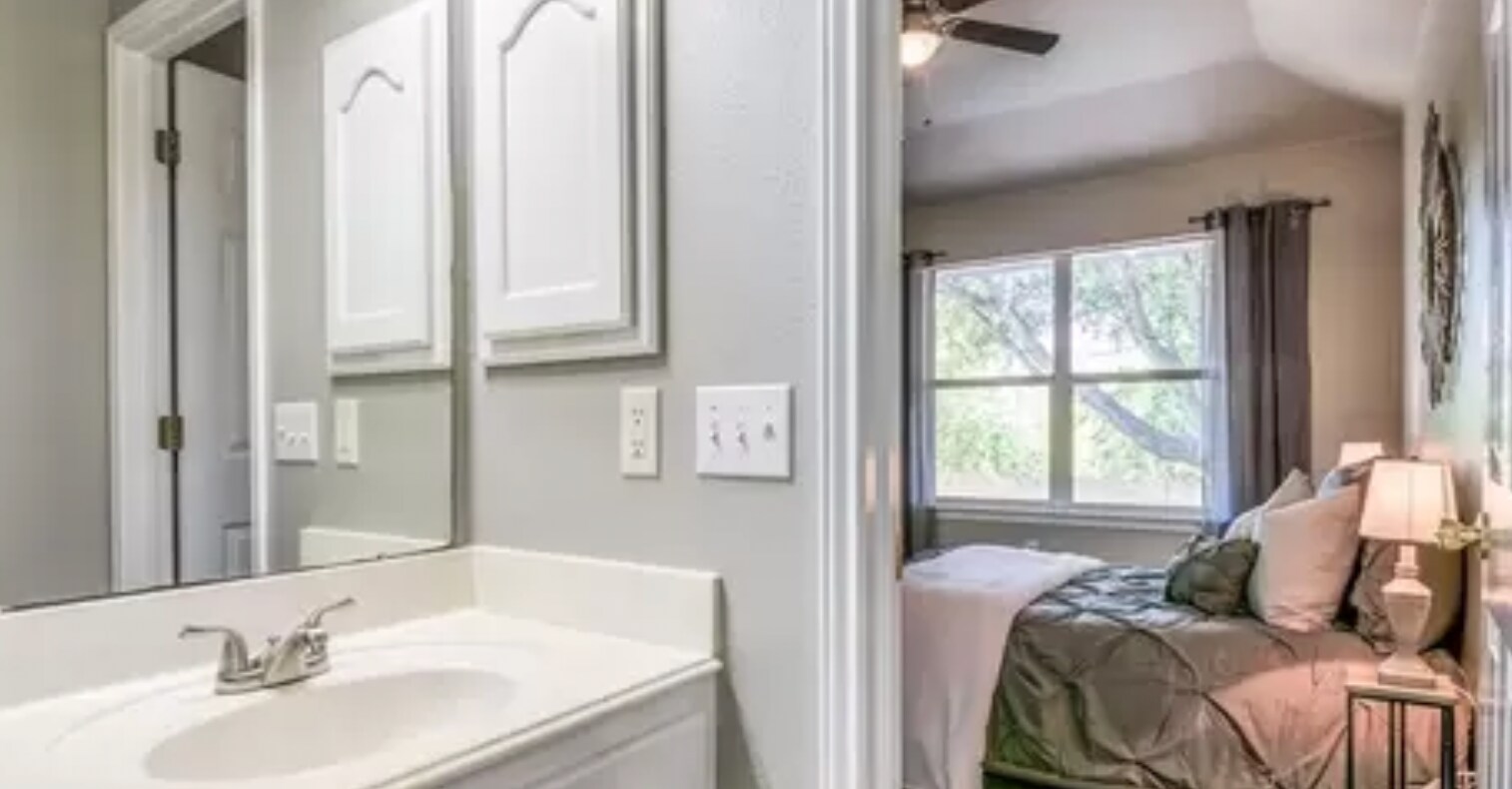Building Photo - 2066 Bentwood Dr