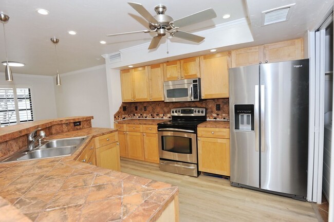 Building Photo - 3 Bedroom Townhouse - $2800/mo - ANNUAL RE...