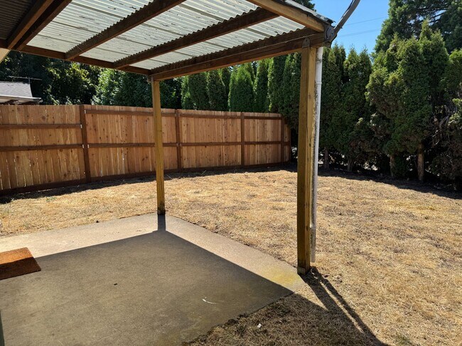 Building Photo - Large single level 2-bedroom/1 bath duplex in Springfield!