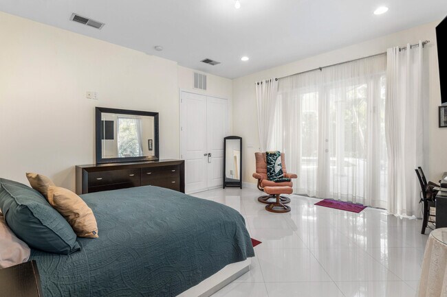 Building Photo - 1500 NE 4th Ct