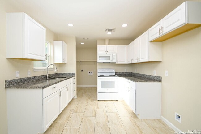 Building Photo - 1638 Peck Ave