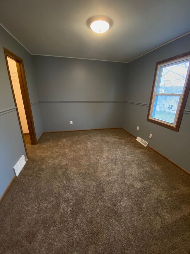 Building Photo - 2 Bedroom Single Family