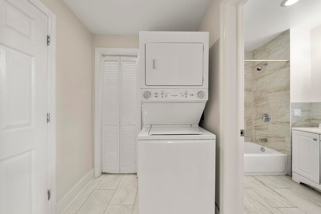 Building Photo - 704 Bergen Ave