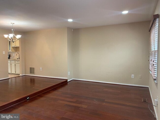 Building Photo - 3027 Mozart Dr