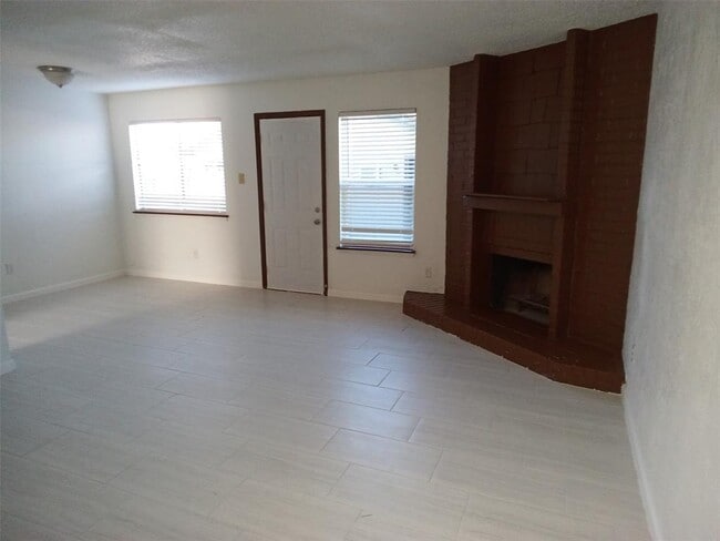 Building Photo - 1400 W Braker Ln