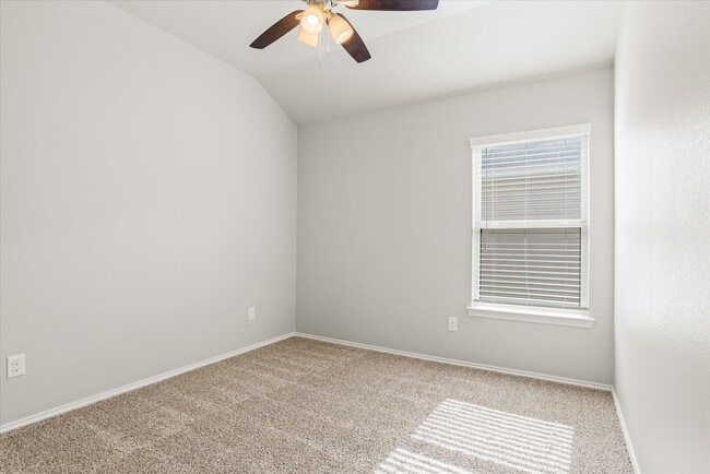 Building Photo - 627-627 E Fairway Lake Dr