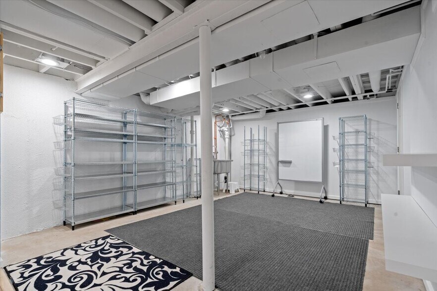 Building Photo - 5476 Van Ness Dr