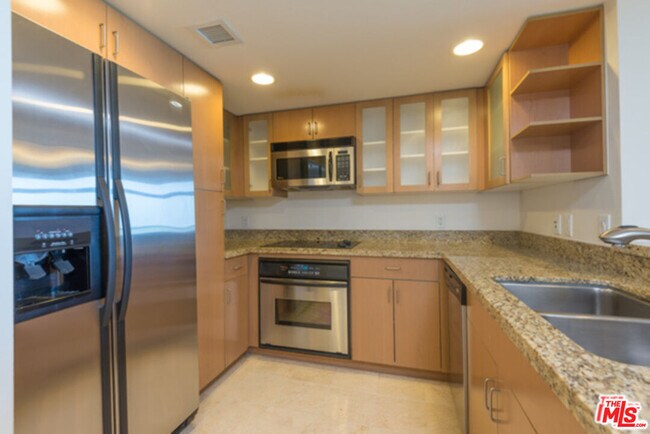 Building Photo - 13700 Marina Pointe Dr