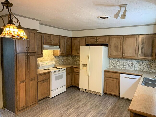 Building Photo - Come take a look at this home on a convenient corner lot
