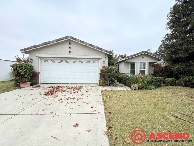 Primary Photo - Stunning Home Off of Ming Ave and Buena Vi...