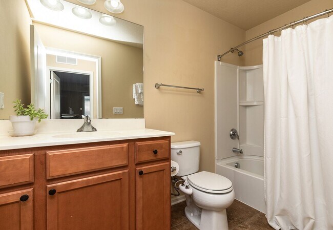 Building Photo - END UNIT!!  3 Bedroom, 2.5 Bathroom Townhome in West Des Moines!